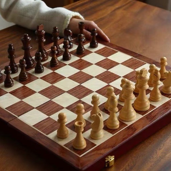 Board Game Queen - Set di Scacchi Magnetici in Legno,
